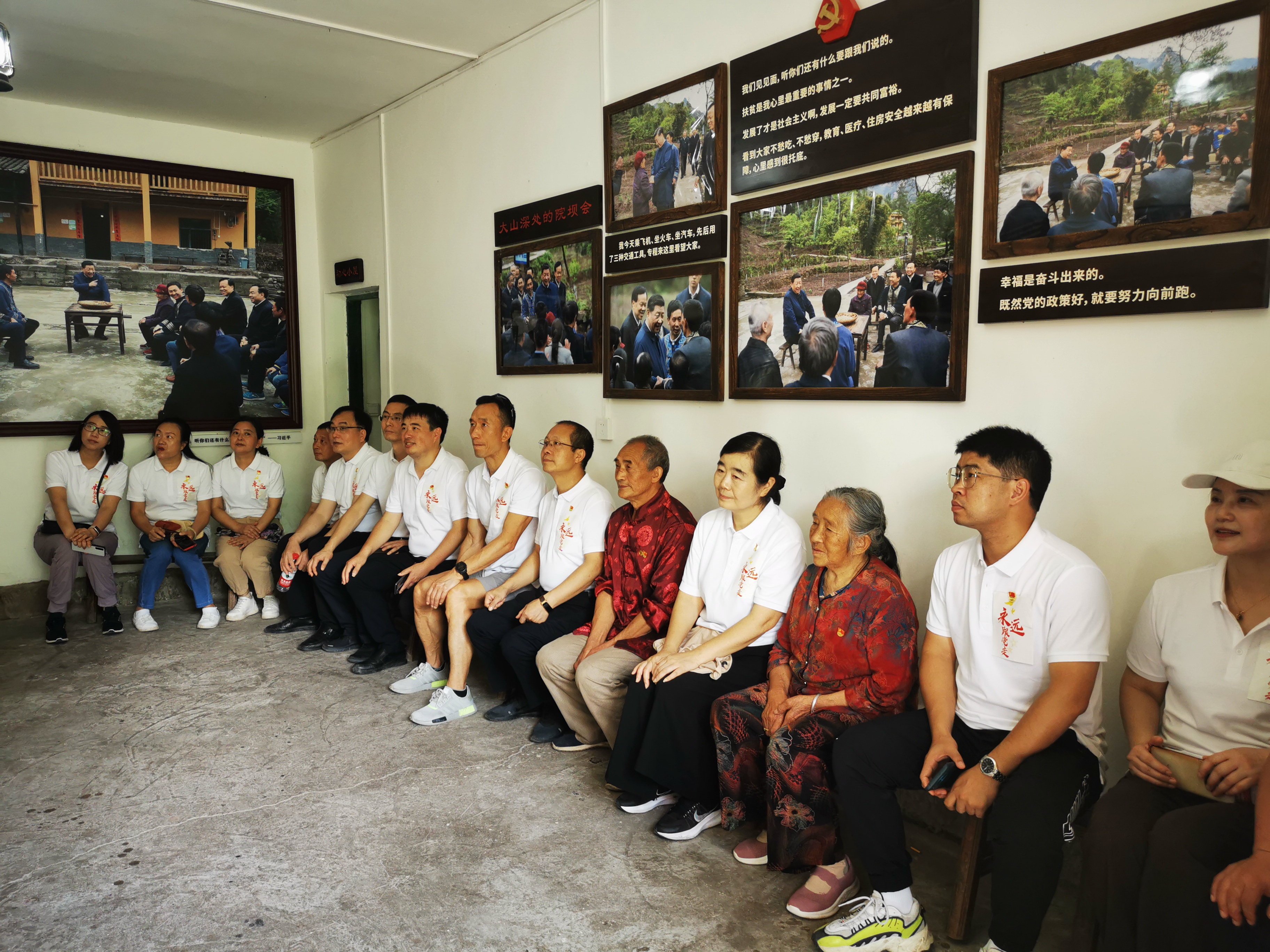 2.继续教育学院党员在中益乡初心小院与89岁老党员马培清一起观看习近平总书记视察中益乡视频.jpg