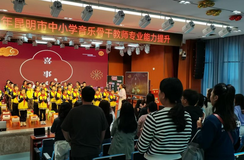 2024年昆明市中小学音乐骨干教师专业能力提升培训班信息介绍学员集体照片 考察.jpg